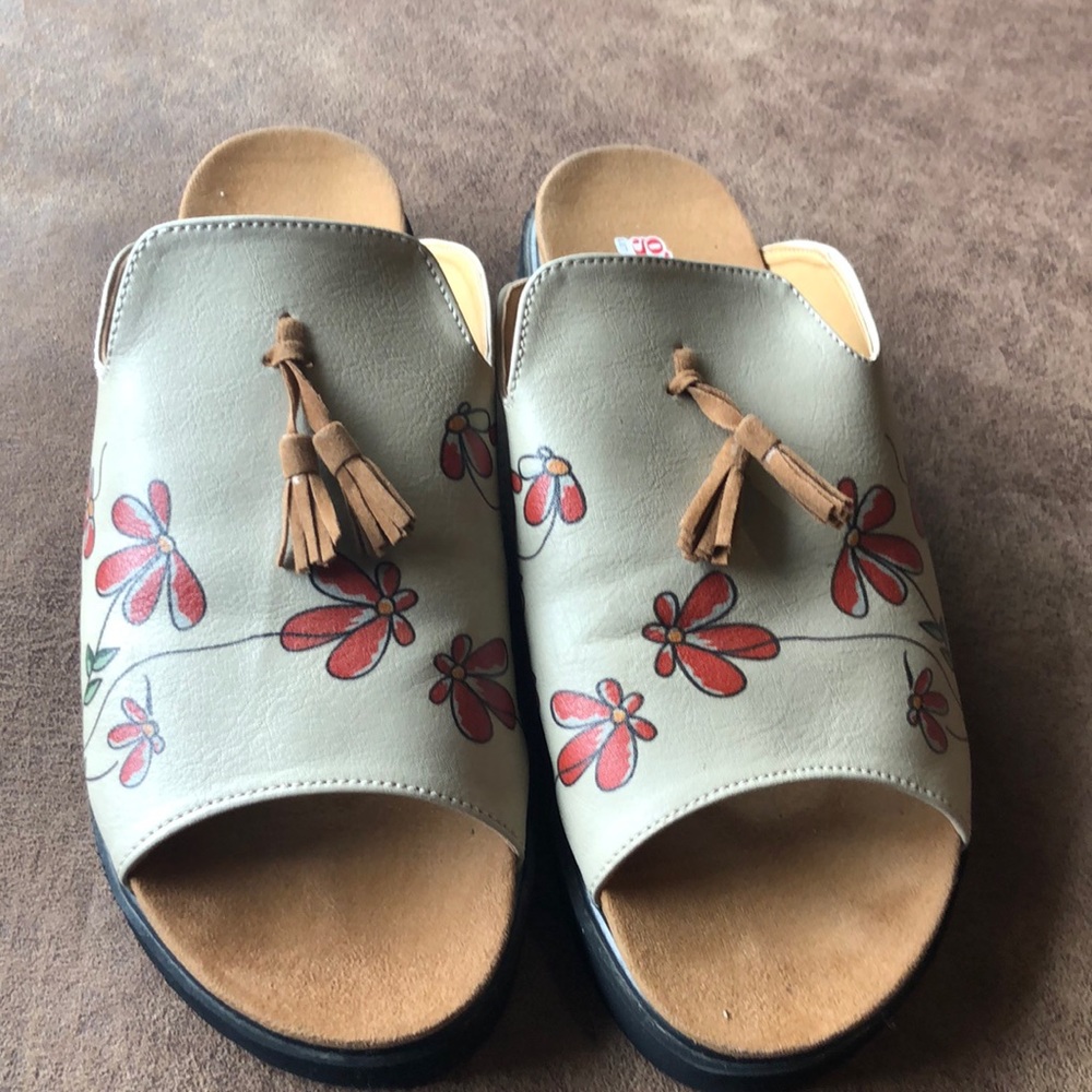 Cute leather flowered slide sandals worn 2x